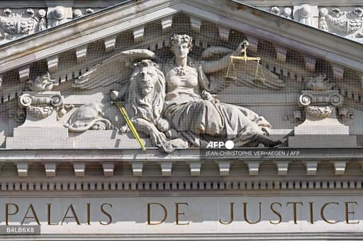 Le fronton d'un palais de justice et son allégorie de la Justice