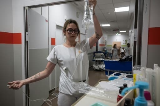Une infirmière prépare une perfusion à l'hôpital