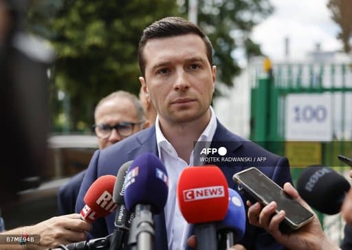 Jordan Bardella, président du Rassemblement national, s'adresse à la presse