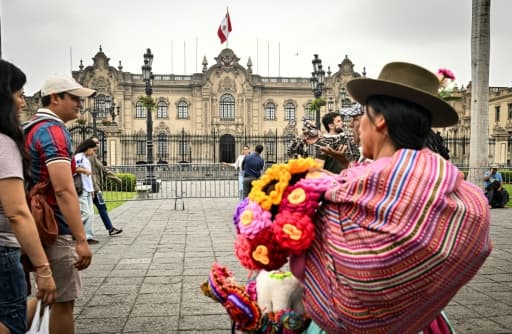 Des passants sur la Plaza de Armas de Lima, devant le palais présidentiel, avant le second tour de la présidentielle péruvienne