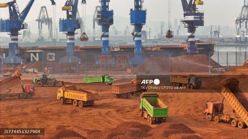 Manutention de minerai de terres rares dans un port chinois
