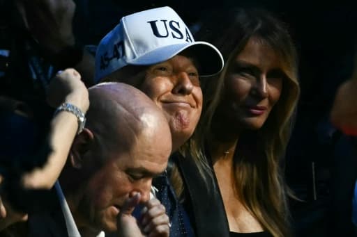 Donald Trump, en casquette « USA », et son épouse Melania suivent les combats de MMA