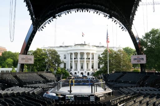L'arche « La Griffe » et la cage de MMA installées sur les pelouses de la Maison Blanche