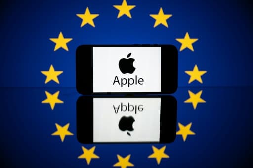 Un smartphone affichant le logo Apple posé sur le drapeau de l'Union européenne.