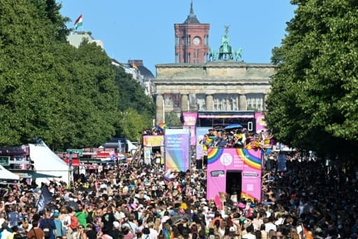 La foule du Christopher Street Day devant la porte de Brandebourg à Berlin