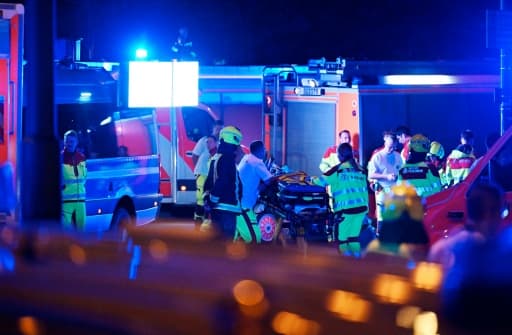 Les secours et la police déployés de nuit sur le lieu de l'attaque à Berlin