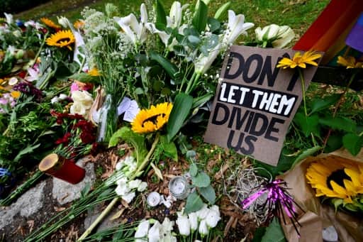Fleurs et bougies déposées en hommage aux victimes de l'attaque, dans le parc Tiergarten à Berlin