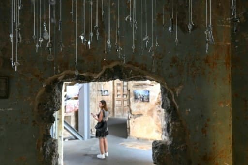 Des clés suspendues au plafond du musée Beit Beirut, reliques de maisons détruites du sud du Liban