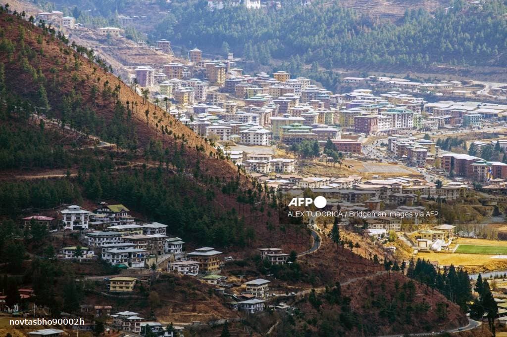 Vue de la ville de Thimphou, capitale du Bhoutan, dans une vallée de l'Himalaya