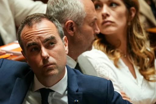 Le Premier ministre Sébastien Lecornu, assis dans l'hémicycle de l'Assemblée nationale, lève les yeux