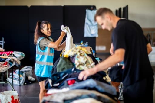 Bénévoles rassemblant des vêtements collectés pour les vacanciers évacués après l'incendie de campings