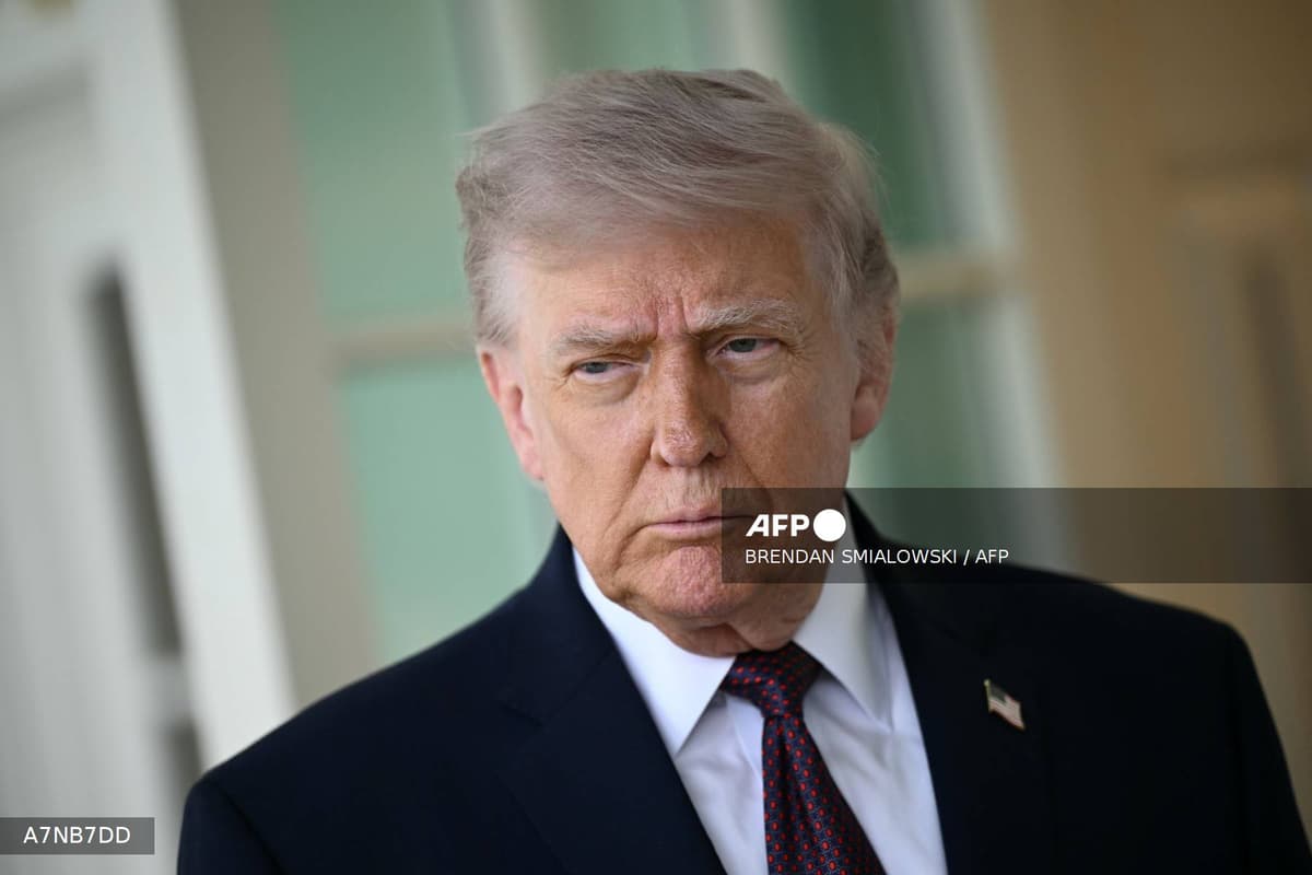Donald Trump, le visage fermé, devant la colonnade de la Maison-Blanche
