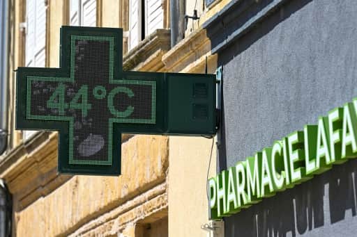 La croix verte d'une pharmacie affiche 44 degrés Celsius sur sa façade