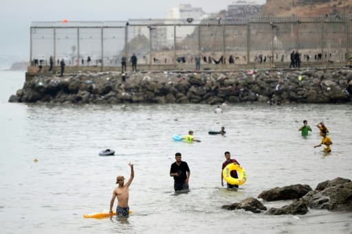 De jeunes migrants arrivent à la nage dans l'enclave espagnole de Ceuta