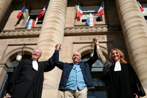 Dany Leprince entouré de ses avocats après la décision de la Cour de révision, à Paris