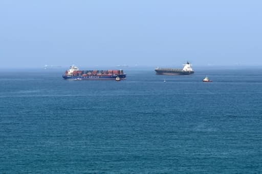 Navires de commerce au large de Khor Fakkan, près du détroit d'Ormuz, sur le golfe d'Oman