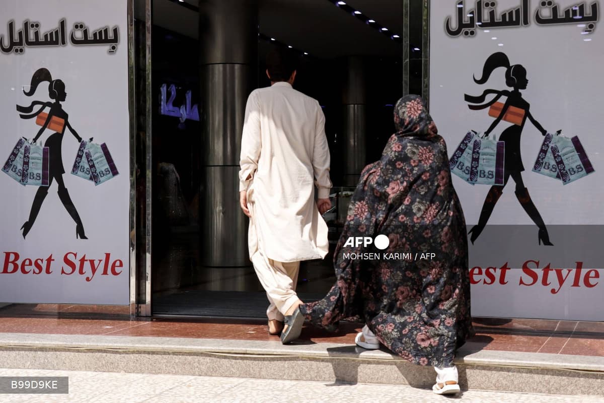 Un homme et une femme entrent dans un centre commercial à Hérat, dans l'ouest de l'Afghanistan