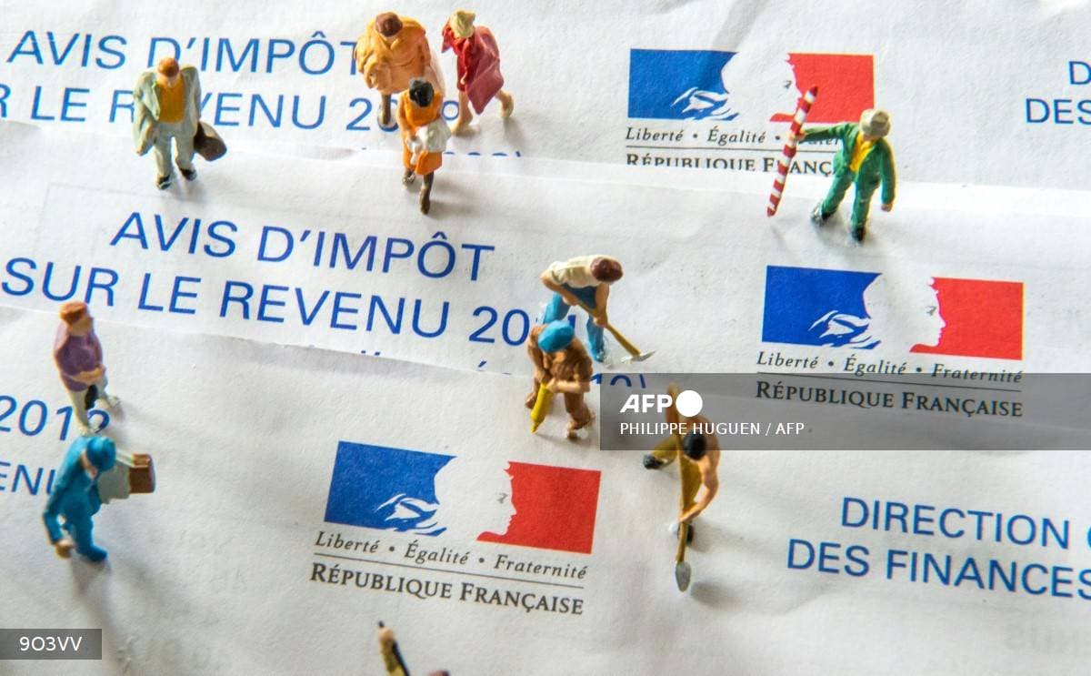 Avis d'impôt sur le revenu de l'administration fiscale française, surmonté de figurines miniatures de personnes