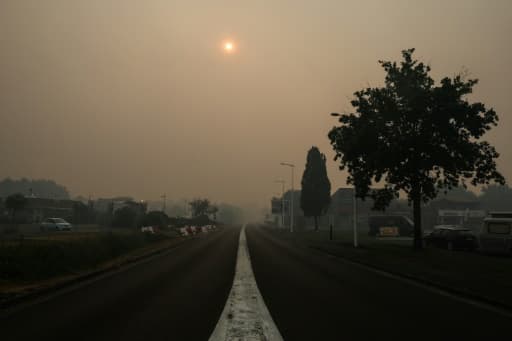 L'entrée de Biscarrosse déserte sous un ciel jauni par les fumées