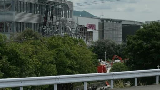 Le centre commercial Aeon de Kumamoto éventré par l'explosion survenue après le séisme