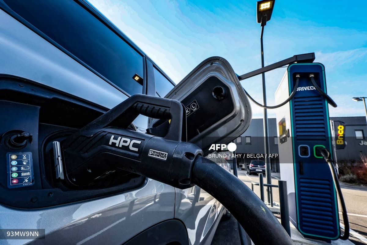 Voiture électrique en recharge sur une borne rapide, illustrant le leasing social