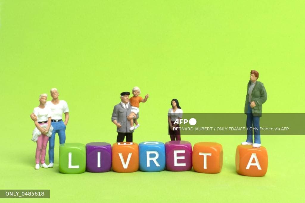 Des figurines posées sur des cubes colorés formant les mots Livret A, illustration de l'épargne réglementée