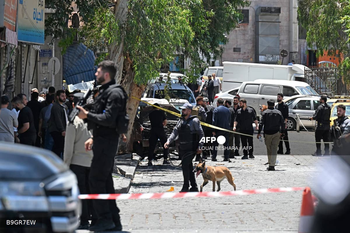 Forces de sécurité syriennes derrière un cordon après l'explosion d'une bombe à Damas