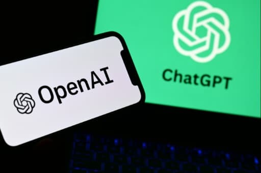 Les logos d'OpenAI et de ChatGPT affichés côte à côte sur un smartphone et un écran d'ordinateur