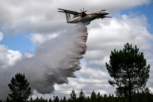 Avion bombardier d'eau Dash Q400-MR de la sécurité civile au sol à Saint-Aubin-de-Médoc en Gironde