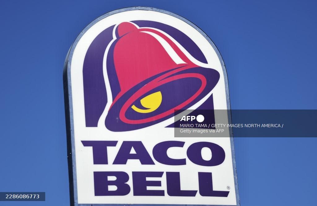 L'enseigne d'un restaurant Taco Bell, avec sa cloche emblematique, sur fond de ciel bleu aux Etats-Unis