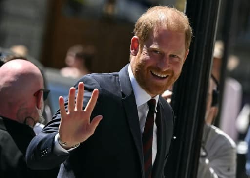 Le prince Harry souriant salue la foule à son arrivée à un événement à Londres