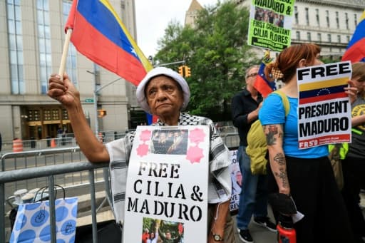Une manifestante brandissant un drapeau vénézuélien et une pancarte « Free Cilia & Maduro »