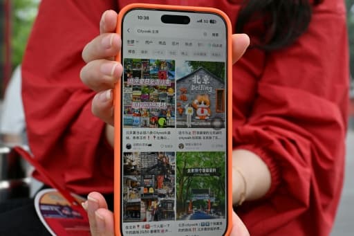 Écran d'un téléphone affichant l'application chinoise Xiaohongshu, remplie de contenus de voyage sur Pékin