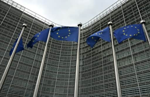 Des drapeaux de l'Union européenne flottent devant le bâtiment de la Commission à Bruxelles