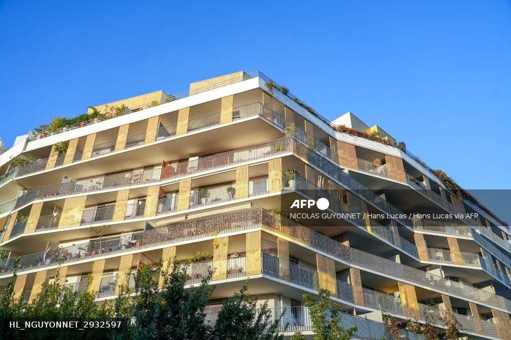 Façade d'un immeuble résidentiel récent avec balcons, illustration du parc de logements