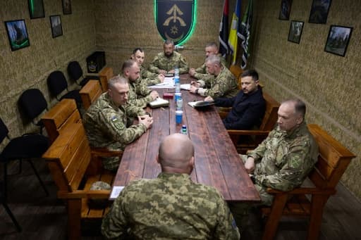 Volodymyr Zelensky autour d'une table avec le haut commandement militaire ukrainien, dont Oleksandre Syrsky