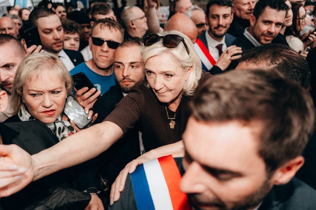 Marine Le Pen serre des mains dans la foule lors d'un déplacement dans l'Yonne