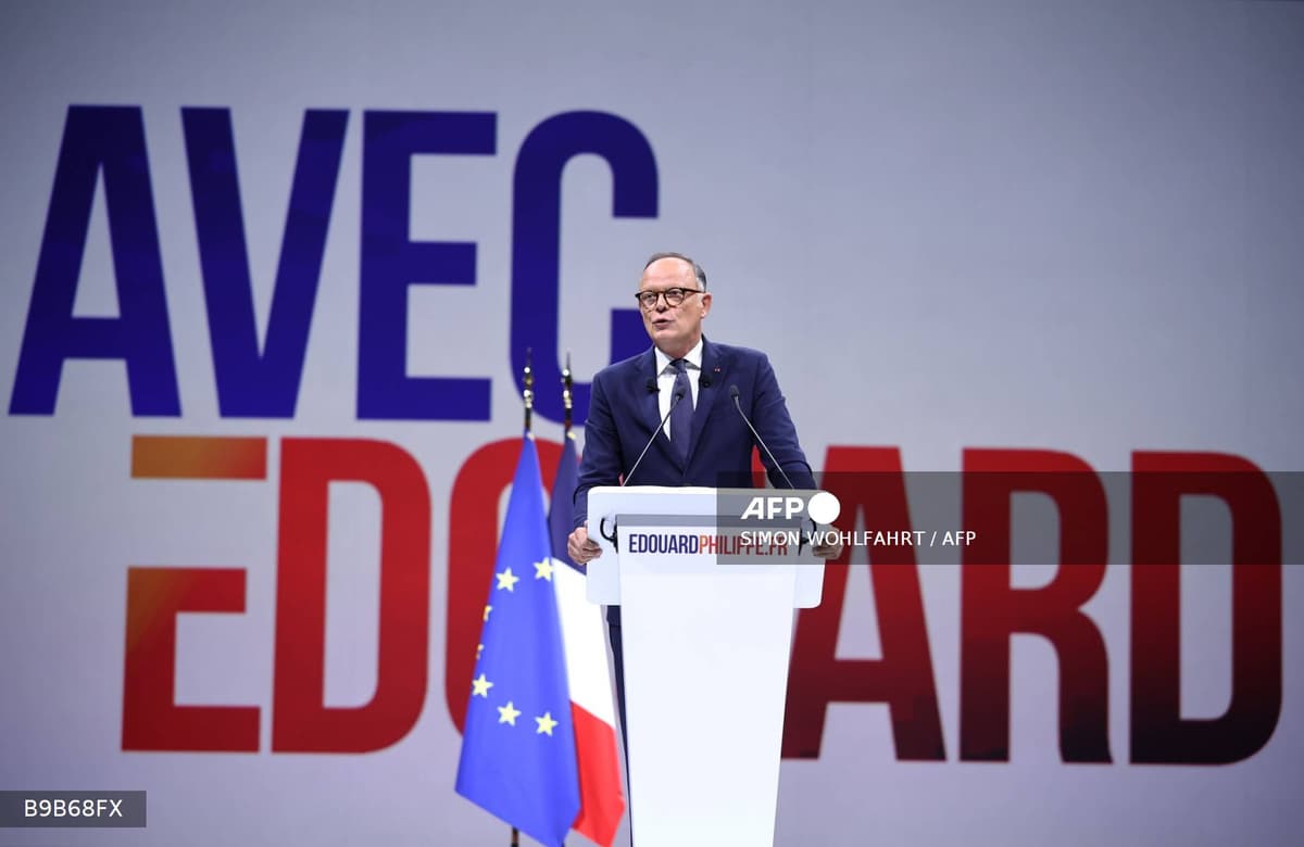 Édouard Philippe à la tribune de son premier meeting de campagne, devant un écran à son nom