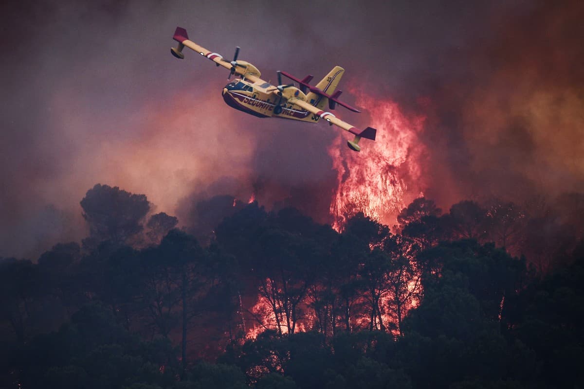 Un Canadair de la Sécurité civile survole un feu de forêt