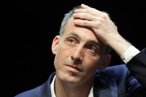 Raphaël Glucksmann, la main sur le front, lors d'un débat public à Montrouge, au sud de Paris