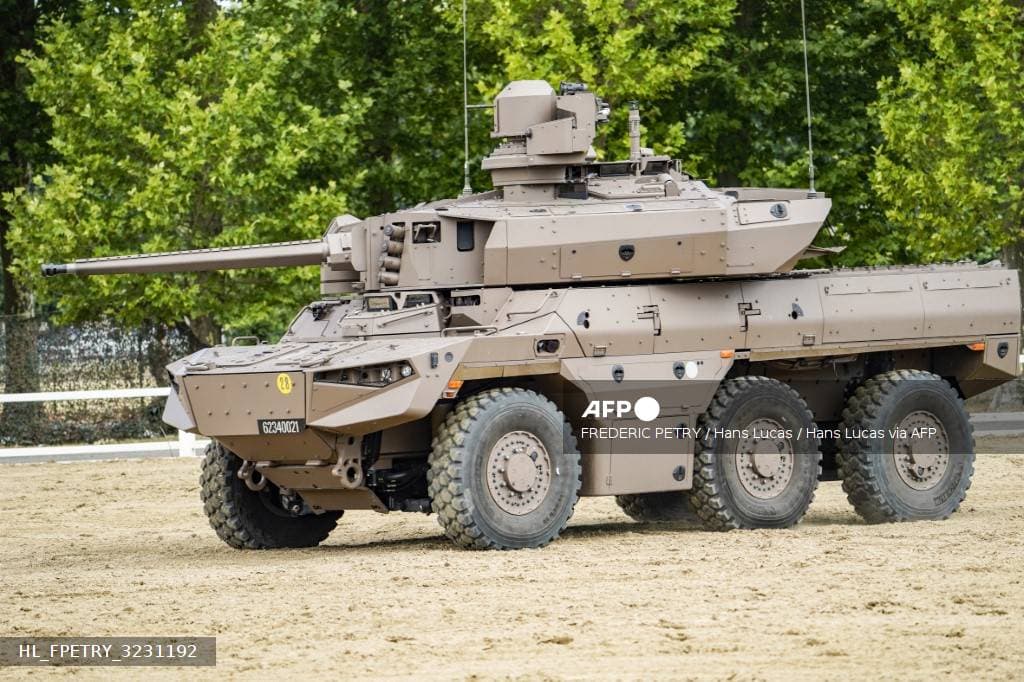 Un véhicule blindé à roues de l'armée française, canon pointé, sur un terrain sablonneux