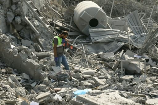 Des secouristes cherchent des survivants dans les décombres d'une maison détruite au Liban