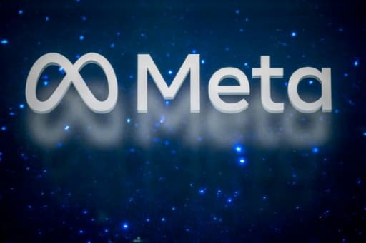 Le logo de Meta projeté sur un fond bleu sombre parsemé de points lumineux