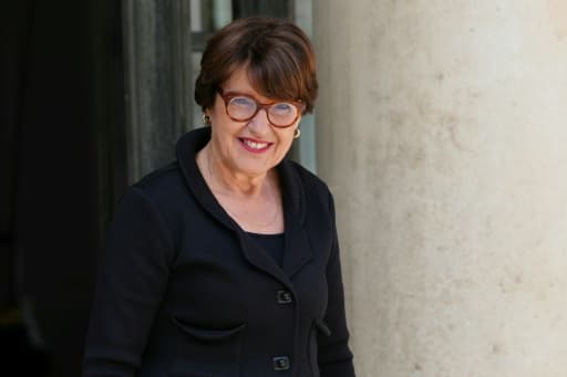 La ministre de l'Agriculture Annie Genevard s'avance dans la cour d'un bâtiment officiel