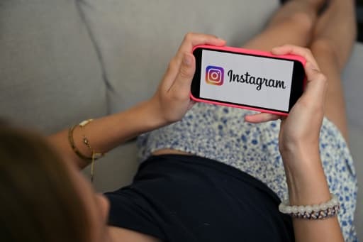Le logo d'Instagram sur le téléphone portable d'une adolescente