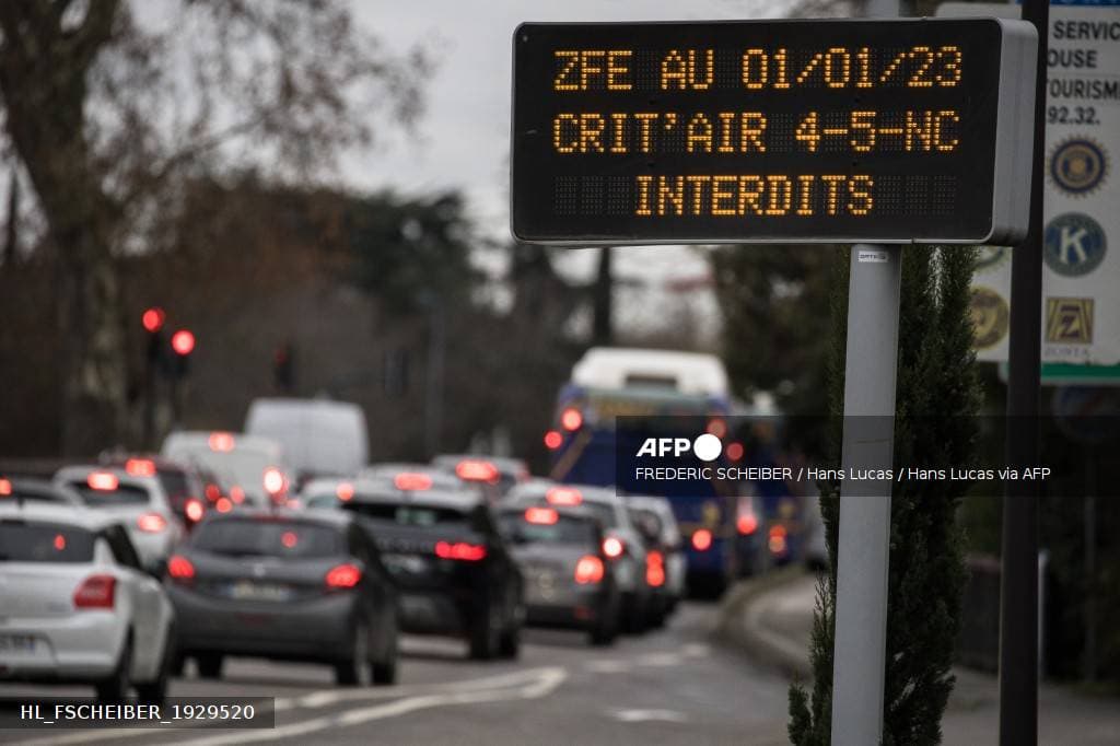 Panneau signalant l'entrée dans une zone à faibles émissions et les vignettes Crit'Air concernées