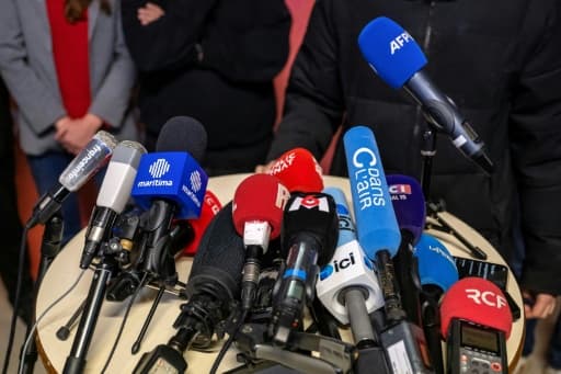 Micros de radios et de télévisions posés sur une table avant une conférence de presse