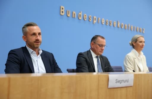 Trois responsables politiques assis à la tribune d'une conférence de presse
