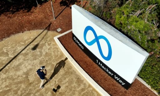 Vue aérienne du panneau d'entrée du siège de Meta, à Menlo Park en Californie
